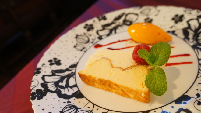 ル・グルニエ - 料理写真:二層仕立てのチーズケーキ