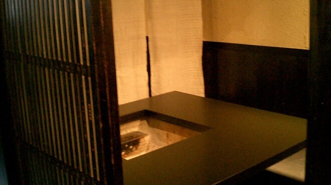 またぎ - 内観写真:囲炉裏を囲む、半個室の部屋もご用意しております。