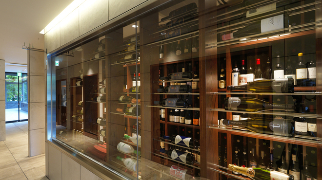 函館大沼 鶴雅リゾート エプイ - ドリンク写真:レストランのワインセラーには世界各国の飲み頃のヴィンテージワインをご用意しております