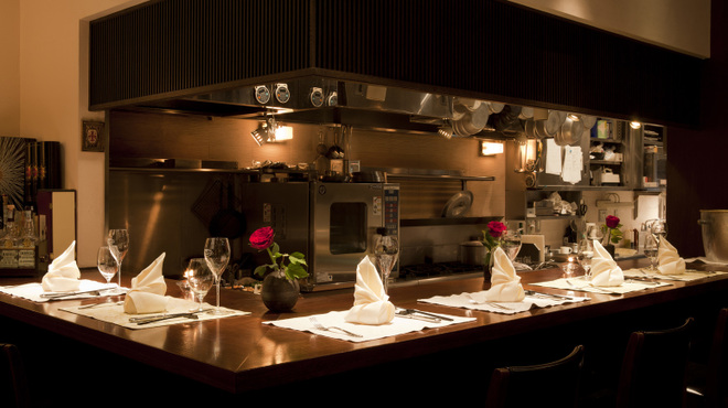 ジャッジョーロ銀座 - 内観写真:オープンキッチンのカウンター席も人気です