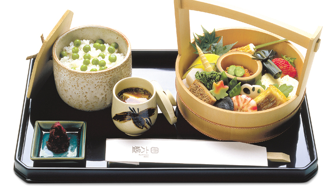 六盛 - 料理写真:手をけ弁当（桶の中のお料理は季節により変わります。）　御飯は毎月変わります。