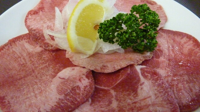 焼肉 えん - 料理写真:タン塩　￥1300　厚切りタンで、岩塩と粗挽きコショウで味を引き立てます。