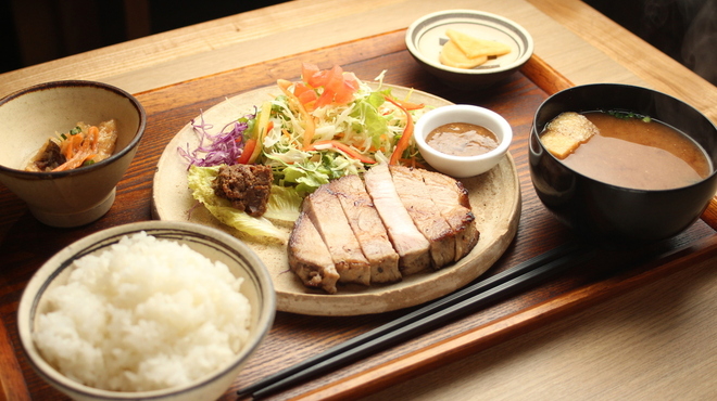 味噌めしや まるたま - 料理写真:夜限定の紅豚ローストポーク厚切りステーキ