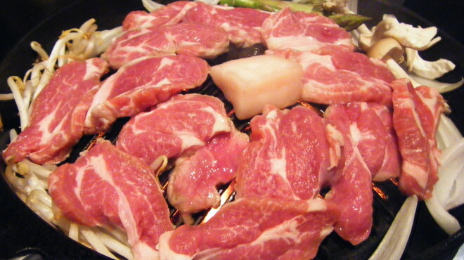 Jingisukan Juttetsu - 料理写真:程よく脂が落ちる鍋でジューシに食べれます。