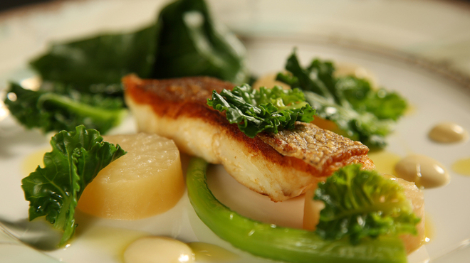 RESTAURANT CHAPEAU - 料理写真:天然鯛のポアレ　契約農家朝取り野菜を添えて