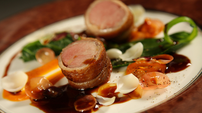 RESTAURANT CHAPEAU - 料理写真:自家製ベーコンでまいた・イベリコ豚のロースト　契約農家朝取り野菜を添えて