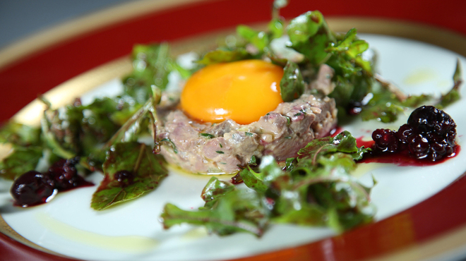 RESTAURANT CHAPEAU - 料理写真:低温調理　鹿肉のタルタルステーキ　ルッコラの軽いサラダ添え