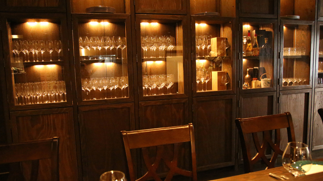 RESTAURANT CHAPEAU - 内観写真:自作の棚に入る　ワイングラス
