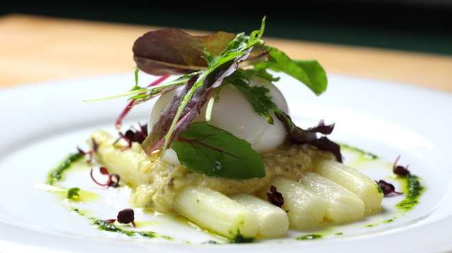 Bistro Sifflet - 料理写真:ホワイトアスパラのマリネ　ラヴィゴットソース　ウフ・ポッシェ