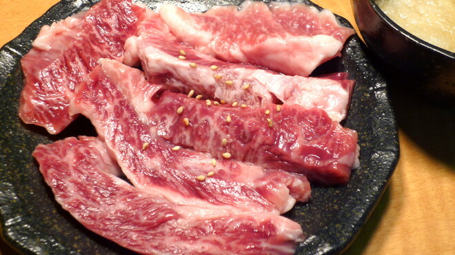 Wakaba ya - 料理写真:みぞれ上ハラミ　上質の肉だけに焼くのは軽く炙る程度に。さっぱり味のおろしポン酢が実によく合う。