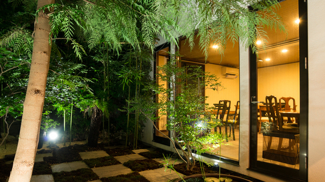 石鍋のぐち 白金邸 - 内観写真:こだわりのお庭が空間を演出