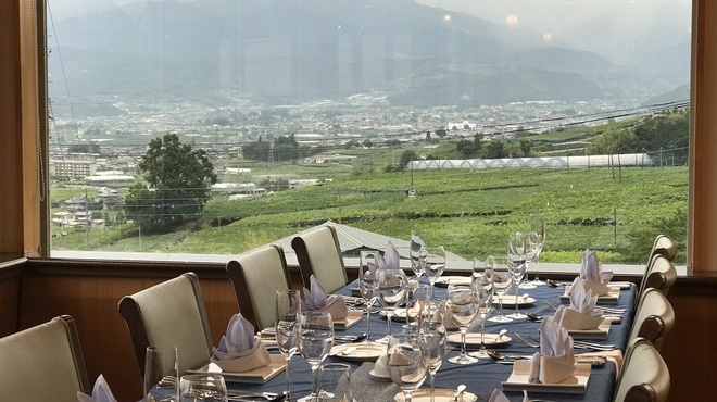 レストラン鳥居平 - 料理写真:窓の外に広がるぶどう畑