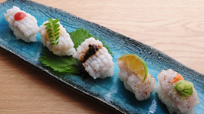 ときすし - 料理写真:ハモ三昧 880円
梅肉
酢味噌
煮詰め有馬山椒
炙り塩スダチ
炙りポン酢