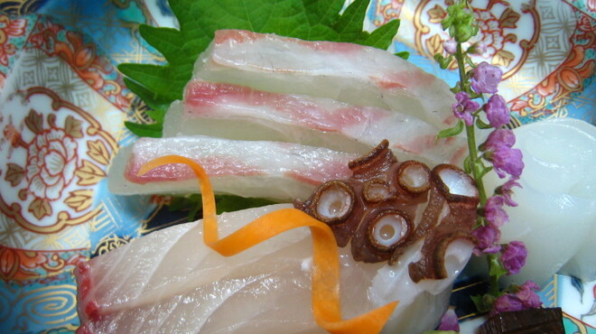 人丸花壇 - 料理写真:お造り　鯛　ハマチ　烏賊　蛸