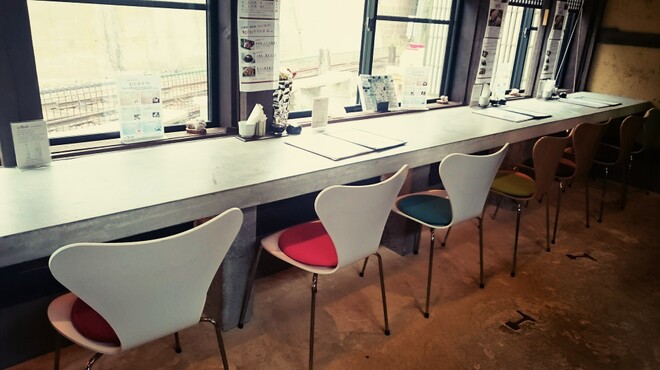 越前蟹の坊 - 内観写真:電車の見えるカウンター席