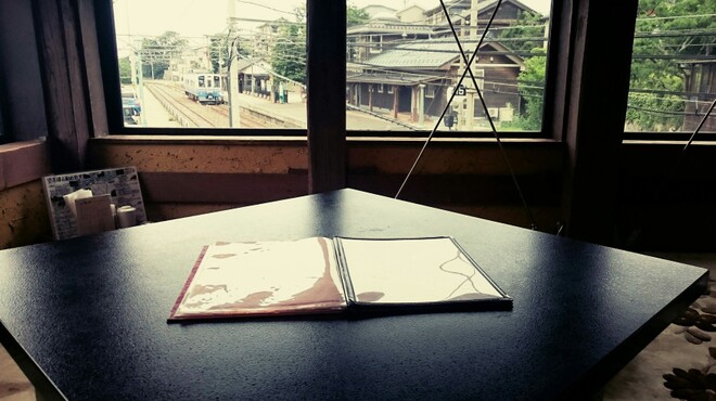 越前蟹の坊 - 内観写真:電車の見えるお座敷テーブル席