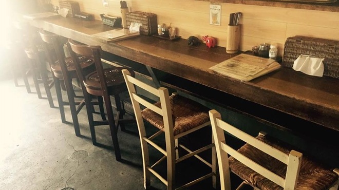 元祖へっころ谷 - 内観写真:
【カウンター席は女性お一人のお客様も多く利用】
一人暮らしや外食は簡単に済ませがちですが、世界に誇る長寿食「ほうとう」や発酵料理・デトックスメニューで日々の健康管理をしているお客様が多いです
発酵マイスターの資格を持つ店主にカウンター越しから食生活アドバイスを求める声もしばしば。
「一人で入るのは勇気がいったけど、思い切って入って良かった！」とみなさん口を揃えてくれます（笑）
