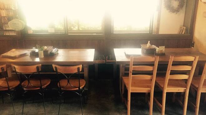 元祖へっころ谷 - 内観写真:【イス席はご家族・お仲間・カップルさんで】
親しき仲だからこそ、美味しいお料理・高い安全性・店内の雰囲気・リーズナブルな値段など、本当お勧めできるお店は数少ないのかもしれません。
雑誌やテレビなどで何度も取り上げられている、自然栽培の自家菜園野菜や地元の新鮮食材をふんだんに使った当店のお料理は、手間暇と美味しさと安全性には一切の妥協を許しません。