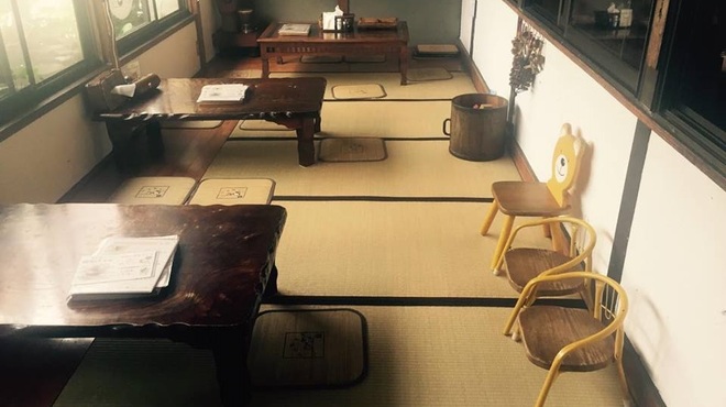 元祖へっころ谷 - 内観写真:【お座敷はお子様連れのお客様優先席となっております】
当店は、お子様連れのお客様が多くご来店されます。
お子様にも安心しておいしい物を食べてもらえるようにと、無添加・無化学調味料で安全性の高い食材を厳選して、日々「おいしいごはん」を追求しています。
絵本や木のおもちゃ、お子様用のイスのご用意もありますので、ご家族やママ友と安心しておくつろぎくださいね。