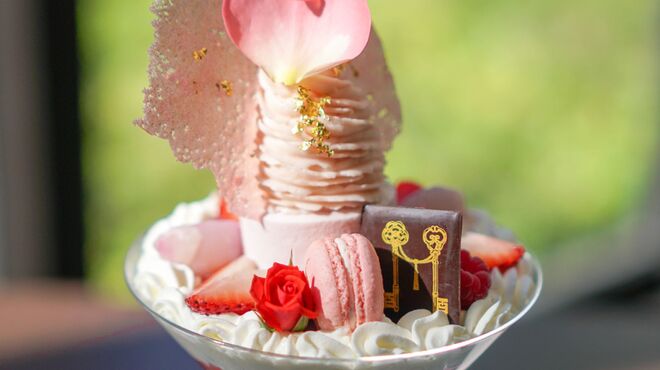 グラマシースイート - 料理写真:大人のご褒美パフェ ライチ＆ローズ