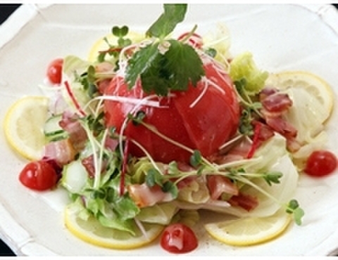 旬菜台所 とも - 料理写真:まるごとトマトのカリカリベーコンのサラダ　（写真：ヒトサラ）
