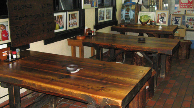 Sutekihausu Ribera - 内観写真:広々としたテーブル席です。店内にはレスラーの写真がいっぱい！