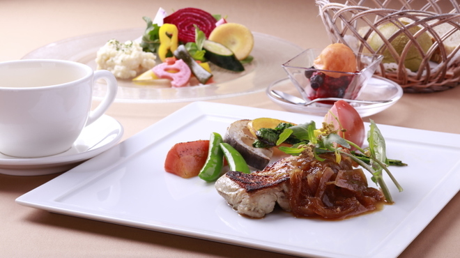 野菜がおいしいレストラン LONGING HOUSE - 内観写真:4皿コースランチ