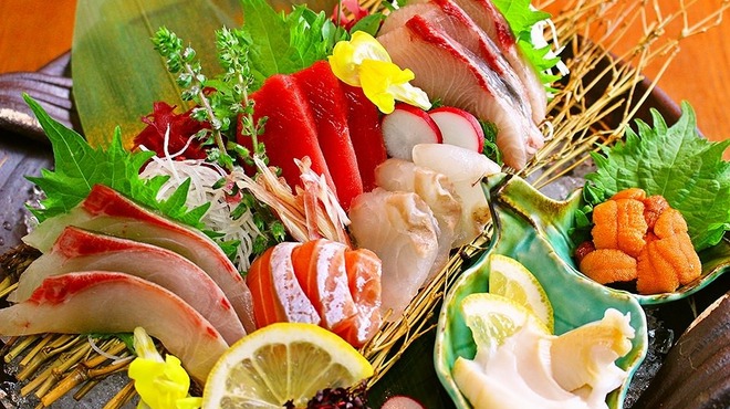 Uosakaba Pin - 料理写真:刺身盛りは、7点、㍝、3点毎日入荷の鮮魚が並びます。