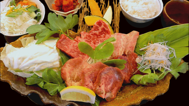 Ishigaki Ji Makita Uchi Bokujou - 料理写真:お一人でも♪特上焼肉お一人様セット　4,200円・・・特上お肉を味わえます！