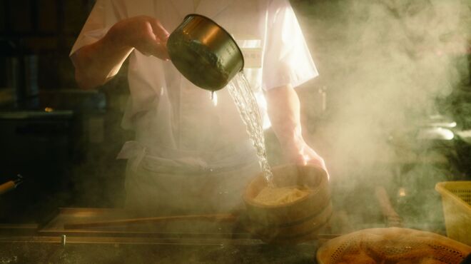 するりは、大人のための和モダンな空間で創作和食と創作うどんが堪能できる。定番のうどんはもちろん、あえて超高カロリーに仕上げたというカレーうどん「生うにのチーズフォンデュ」や「生うにたっぷり海老とうにクリームうどん」が話題を呼んでいる。