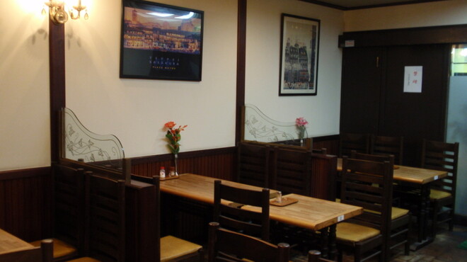 Takaratei - 内観写真:１階テーブル席。２階には宴会も出来るお座敷席もあります。