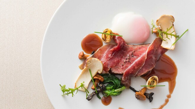 クイーン・アリス - 料理写真:牛の生ハムを添えた和牛のロティ 松茸と半熟卵で召し上がれ