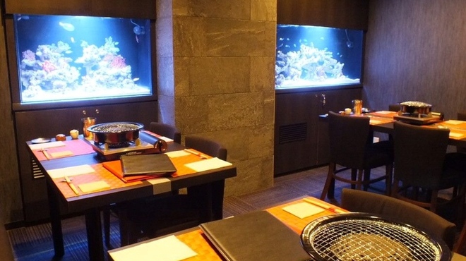 キュイジーヌ 福の舞 - 内観写真:≪個室ございます≫店内奥には2～14名様でご利用いただける個室もご用意しております。また10名様～貸切パーティルームとしてもご利用可能◇会社のご宴会や接待にもお勧めです。詳しくはお気軽にお問い合わせください。