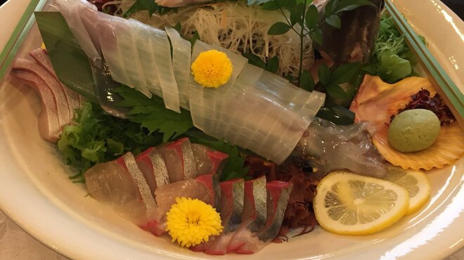 パサージュ 琴海 - 料理写真:[造里] 近海産旬魚の盛り合わせ
  いさき、シマアジ、ヒラマサ、ヤリイカ
