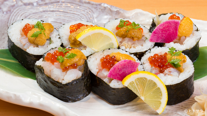 Shokusai Yumekichi - 料理写真:いろいろな魚を味わえる『ゆめ吉巻き（7種・うにいくらのせ）』