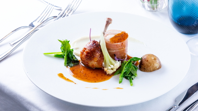 Au petit bonheur - 料理写真:千葉県産ハーブ鳥とパンチェッタのルーラード 手羽に詰めたピエ・ド・コションのファルシ 鶏のジエ