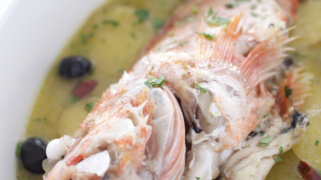 ナポリ、アマルフィ料理 Ti picchio 中目黒 - 料理写真:アマルフィのアクアパッツァはじゃがいもと黒オリーブを使います。