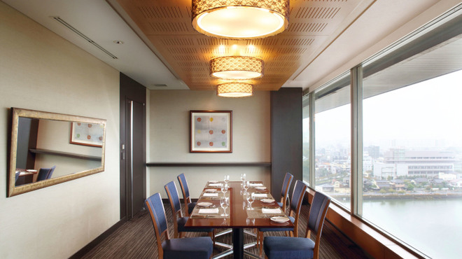 コンテンポラリー・ダイニング クラウン - メイン写真: