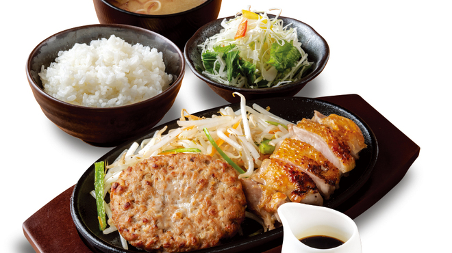 Yakiniku Bishokutei Iwaya - 料理写真:ハンバーグ＆地鶏ランチ