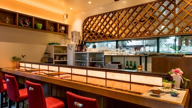 BISTRO CHINESE OSAWA - 内観写真:目の前で調理が見えるカウンター席