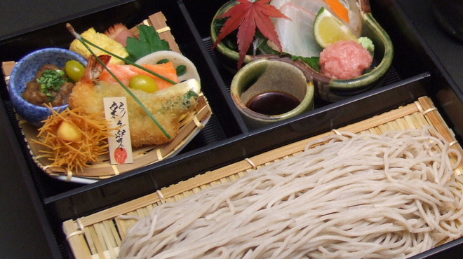 日本料理 彩々楽 - 料理写真:ランチおすすめ　人気のせいろそばが楽しめるせいろ弁当（1890円）