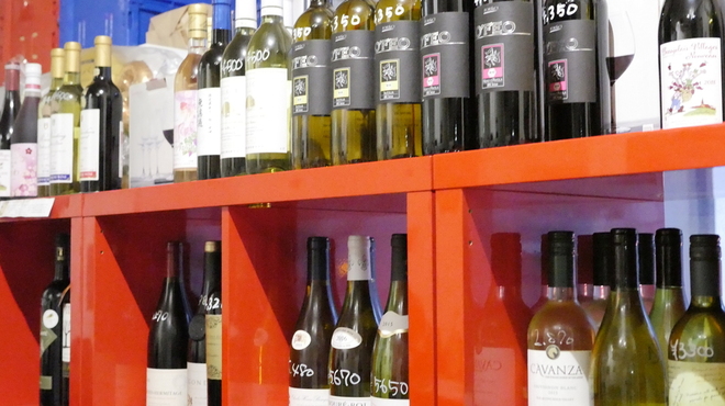 羽田バル - ドリンク写真:ワインはお好きなものを棚からお選びください
