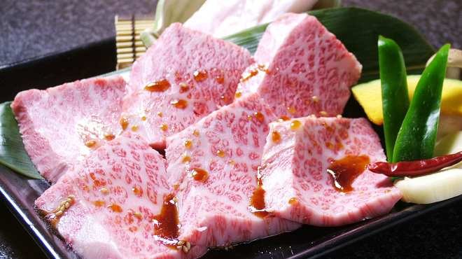 玄海南 - 料理写真:King of 焼肉の特選バラ(カルビ)。その霜降りをわずか3秒炙りでご堪能下さい。
