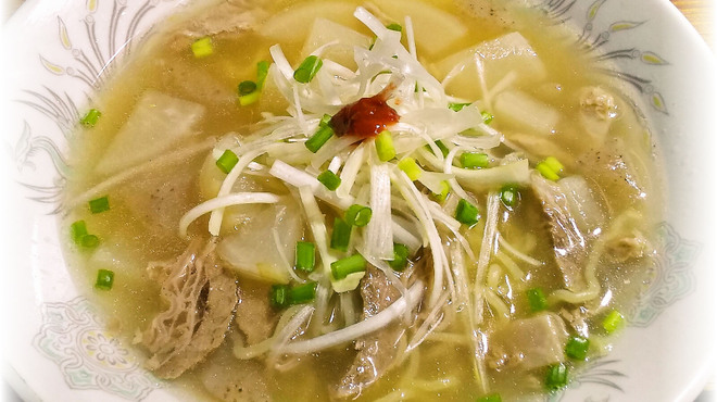台湾料理　味王 - 料理写真:仔牛の骨を使ったあっさりスープ味に仕上げました。台湾の牛肉麺の味付けではありませんが、味王オリジナルスープもイケますよ♪ 通常サイズ1080円 2/3サイズ 810円 ※写真は2/3サイズ