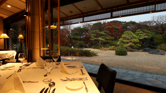 La Saison 筥崎宮迎賓館 - 内観写真:テーブルと庭