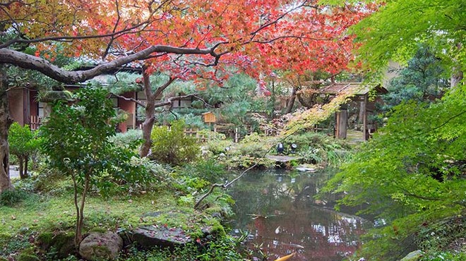 かなざわ玉泉邸 - 外観写真:玉泉邸のある「玉泉園」は石川県指定名勝。玉泉邸ご利用のお客様は、昼は散策を、夜はライトアップした庭園をお楽しみいただけます