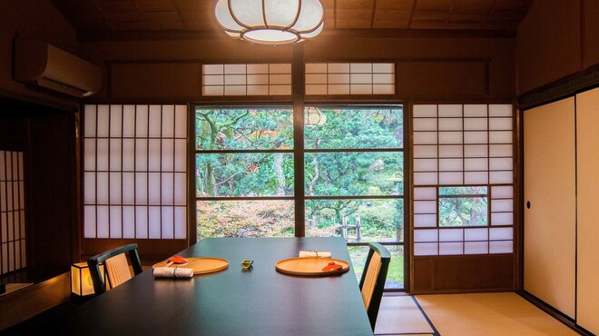 かなざわ玉泉邸 - 内観写真:【《完全個室》寒雲の間：お座敷席（最大6名様まで）】
