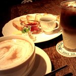 cafe ユイット - カフェオレとアイスコーヒーとホットトースト