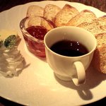 cafe ユイット - ホットトースト。バゲットとジャムシロップホイップ等