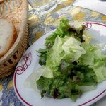 ル・コントワール・オクシタン - ランチにはサラダ、パン、ドリンクがつく。パンが美味